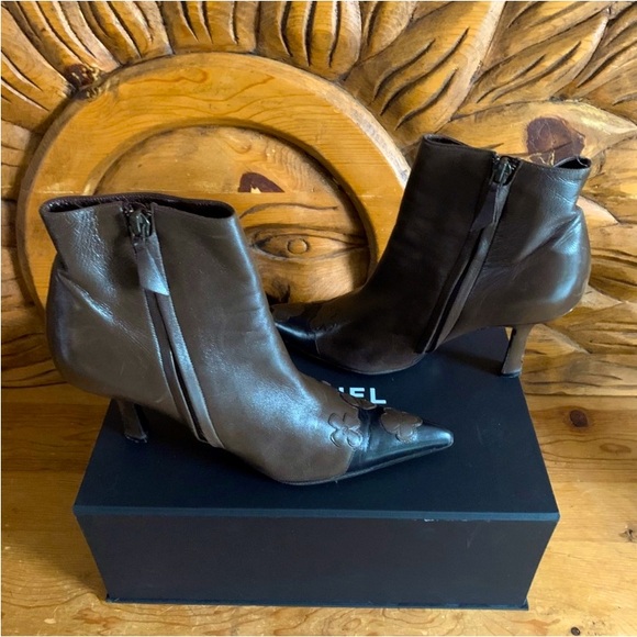 Vintage Chanel Camellia Flower Pointed Toe Brown/Black Heeled Boots, Chanel Box - Picture 2 of 11